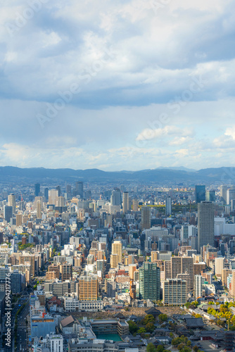 大阪の街並みと曇り空