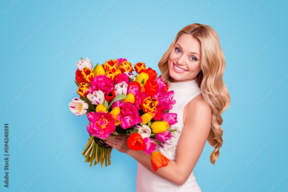 Φωτογραφία Portrait of gorgeous good girl holding big bouquet of aromatic tulips in hands l