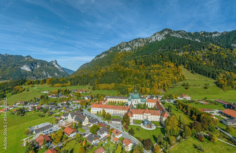 Ettal mit der sehenswerten Klosteranlage an einem sonnigen Herbsttag im Luftbild