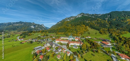 Panoramablick über Kloster Ettal in den Ammergauer Alpen 