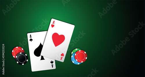 casinò, carte da poker con fiche sparse sul tappeto verde, concetto gioco d'azzardo, croupier
