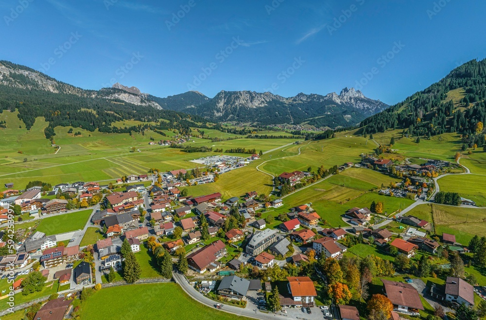 Herbstlicher Ausblick auf das Tannheimer Tal in Tirol