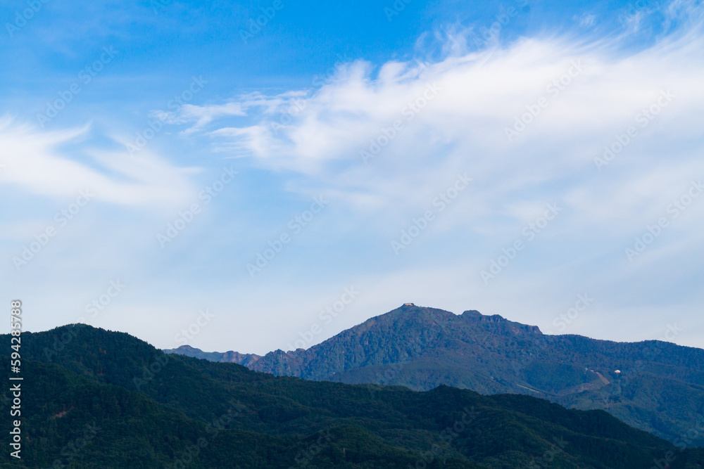 空と山