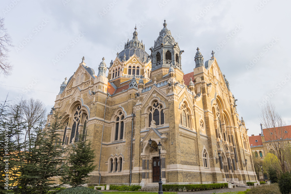 The Szeged Synagogue, a beautiful and historic religious landmark in Hungary, is an architectural symbol of traditional art nouveau style worthy of admiration.