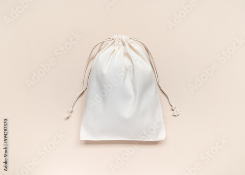 Foto eco-friendly white cotton bag with ties on peach background