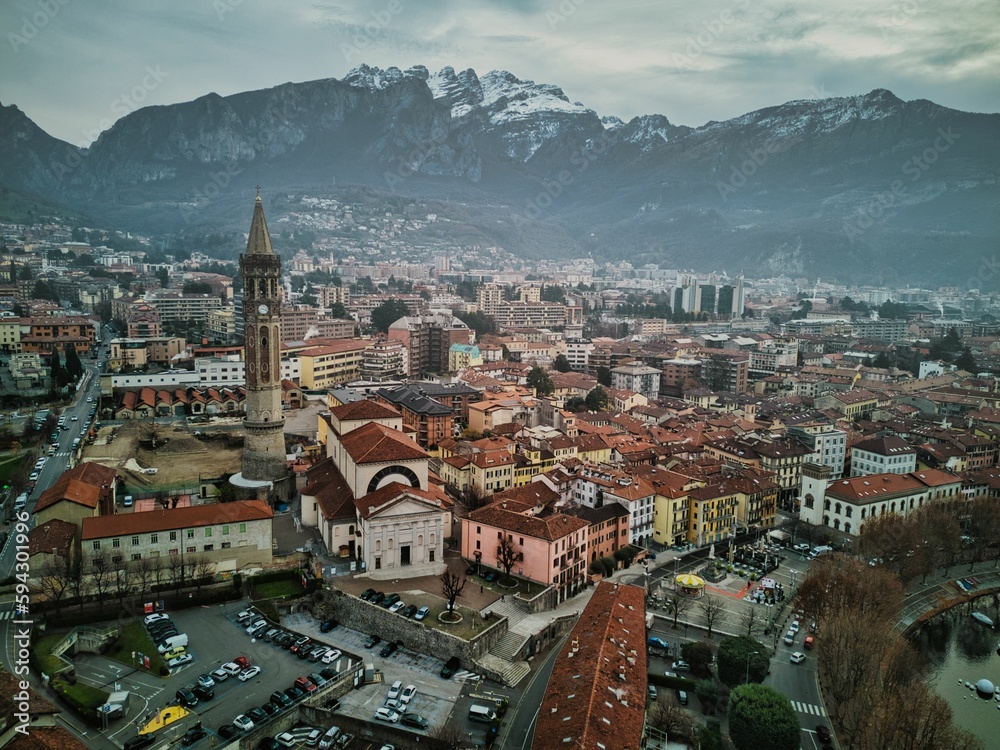 Fototapeta premium Landscape of a town surrounded by mountains in the evening in Italy