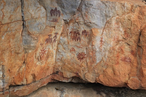 Fototapet Aged rock featuring prehistoric paintings