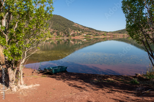 Vue sur le lac du Salagou dans le département de l'Hérault - Région Occitanie photo