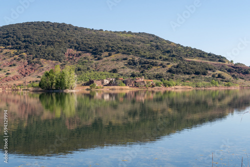 Vue sur le lac du Salagou dans le département de l'Hérault - Région Occitanie © panosud360