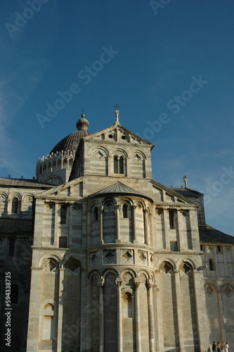 Una delle due facciate della cattedrale di Pisa in piazza dei Miracoli .