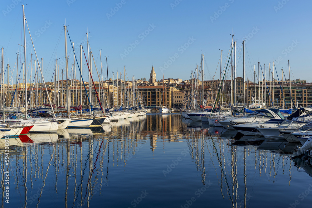 Voiliers à quai dans le port de Marseille