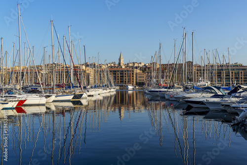 Voiliers à quai dans le port de Marseille © PPJ