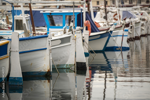 Bateaux de pêche amarrés dans le port de Marseille