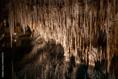 Le Grotte del Drago sono un complesso di grotte calcaree situate in Spagna, nella costa orientale dell'isola di Maiorca, nelle Isole Baleari.