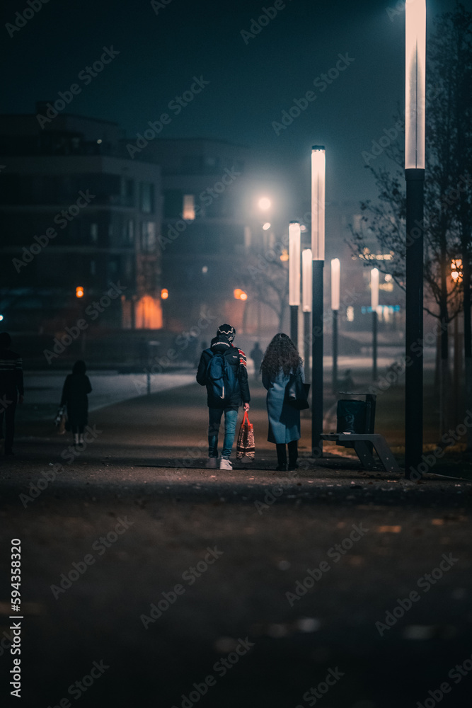 Paar in der Stadt bei Nacht