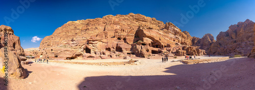 Petra w Jordanii. Widok panoramiczny na skalną formację na pustyni.