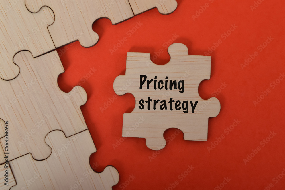 Fototapeta premium The word PRICING STRATEGY is written on jigsaw puzzle.