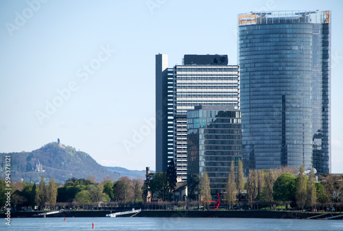 Rheinufer bei Bonn mit ehem. Regierungsviertel und Siebengebirge