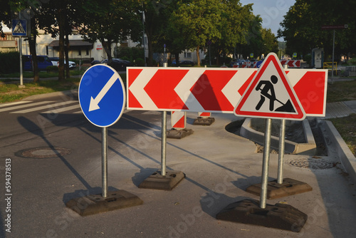  Road signs and barriers distinguish the working area for road works and narrow sections of the road.