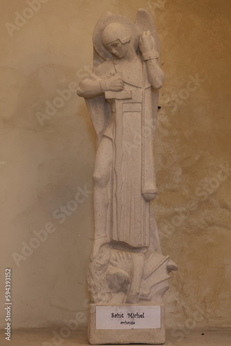 Vue intérieure de l'église Saint-Michel de La-Garde-Adhémar