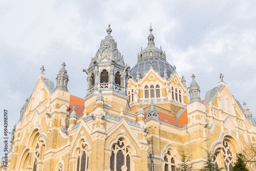  The Szeged Synagogue, a beautiful and historic religious landmark in Hungary, is an architectural symbol of traditional art nouveau style worthy of admiration.