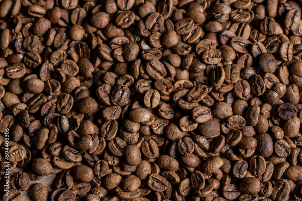 Naklejka premium there are lots of roasted coffee beans on the ground