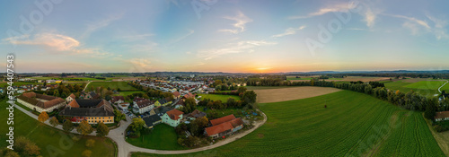 Drohnen-Panorama von Alkoven, Oberösterreich beim Sonnenuntergang