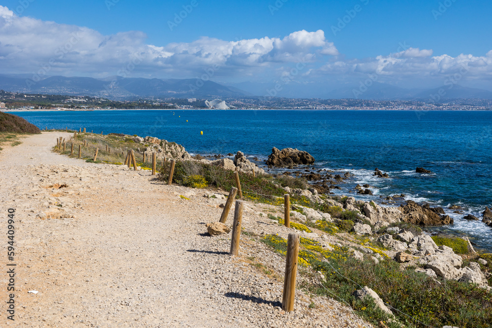 Panorama sur la côte jusqu'à Nice depuis le sentier du Fort Carré à Antibes Panorama sur la côte jusqu'à Nice depuis le sentier du Fort Carré à Antibes