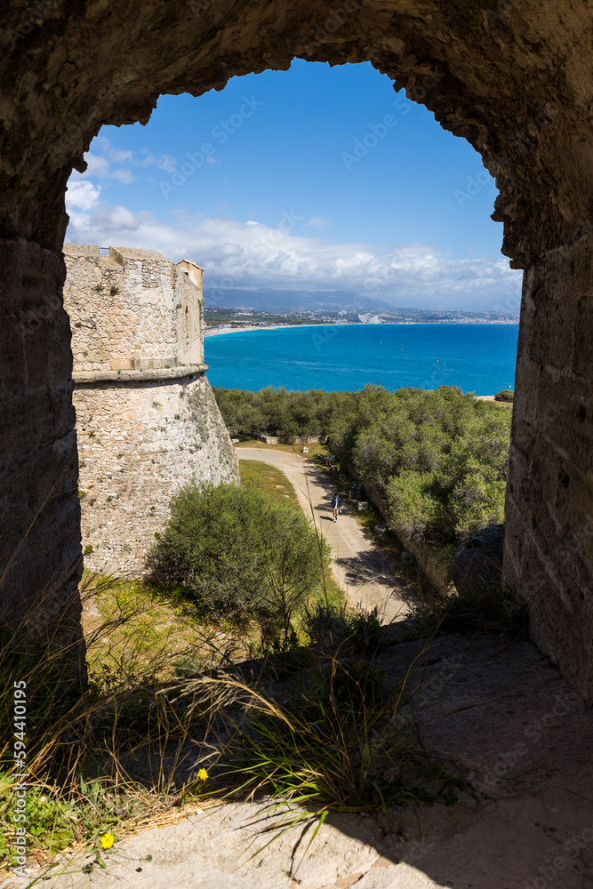 Panorama sur la côte jusqu'à Nice depuis le Fort Carré à Antibes