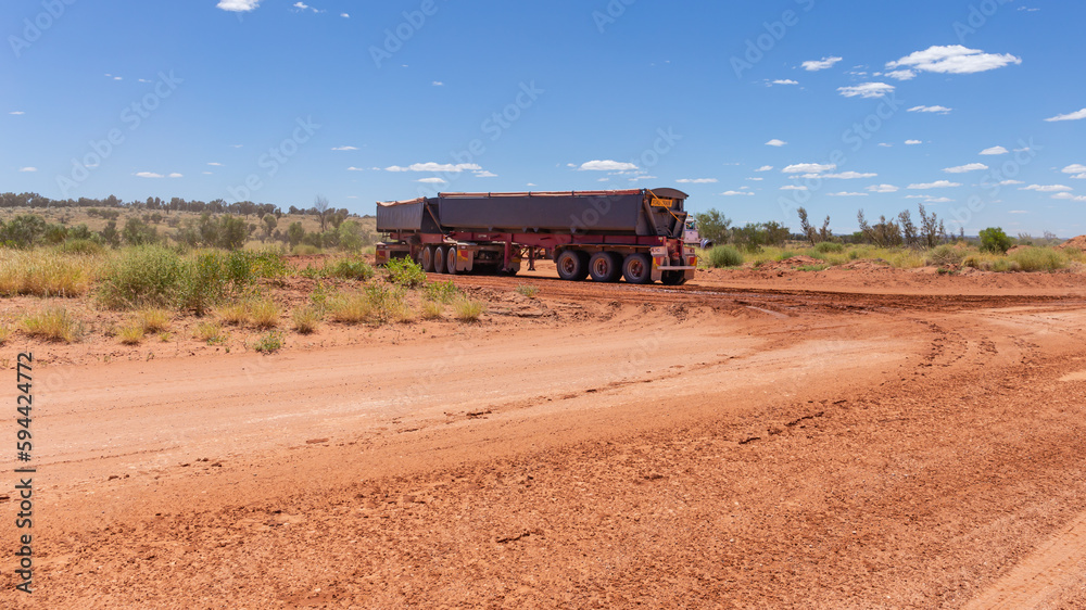Der Larapinta Drive, typische Schotterpiste im australischen Outback Der Larapinta Drive, typische Schotterpiste im australischen Outback