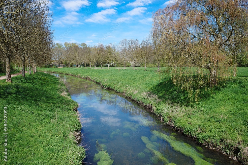 Kleiner Bachlauf in einer ländlichen Umgebung Kleiner Bachlauf in einer ländlichen Umgebung