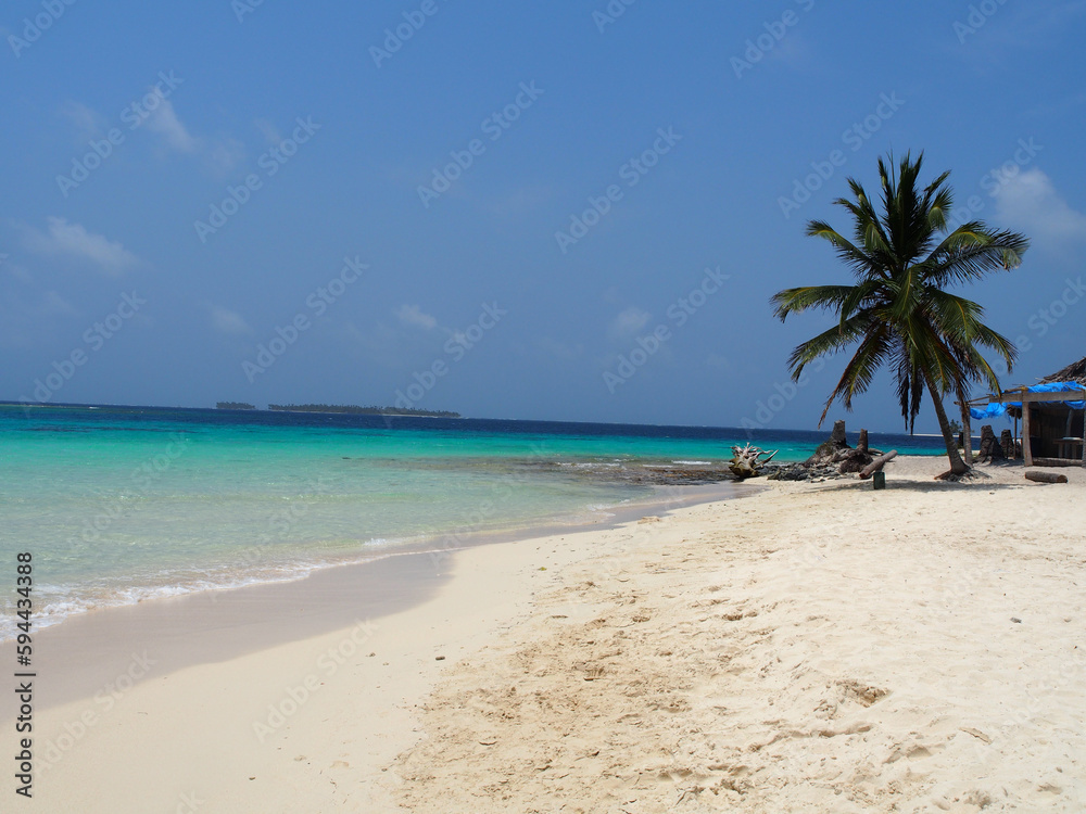 Clear water and beautiful beach in the San Blas Islands