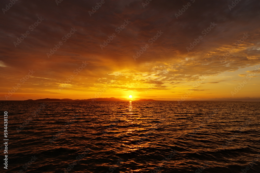Obraz premium 沖縄県小浜島 美しい朝焼け