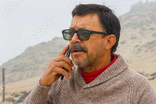 Hombre hablando por telefono celular o movil photo