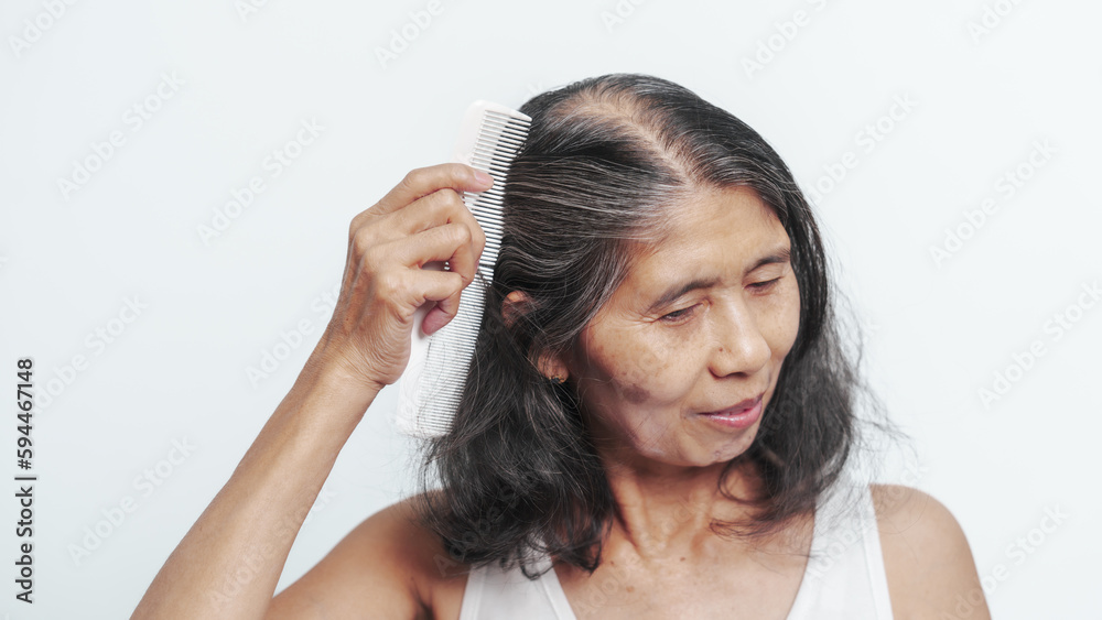 Naklejka premium Close up older elderly asian chinese woman gray hair worry cancer worry about hair loss