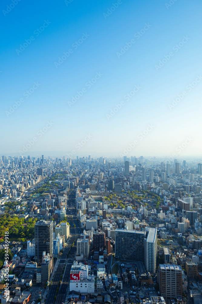 大阪中心部の街並みと青空