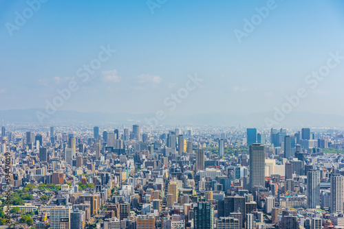 大阪中心部の街並みと青空