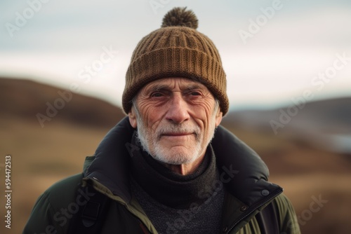 Portrait of a senior man wearing a hat in the countryside. © Robert MEYNER