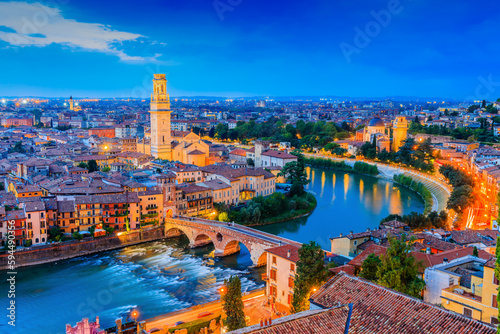 Obraz na płótnie Verona, Italy. View of Verona old town and Adige river at dusk. w salonie