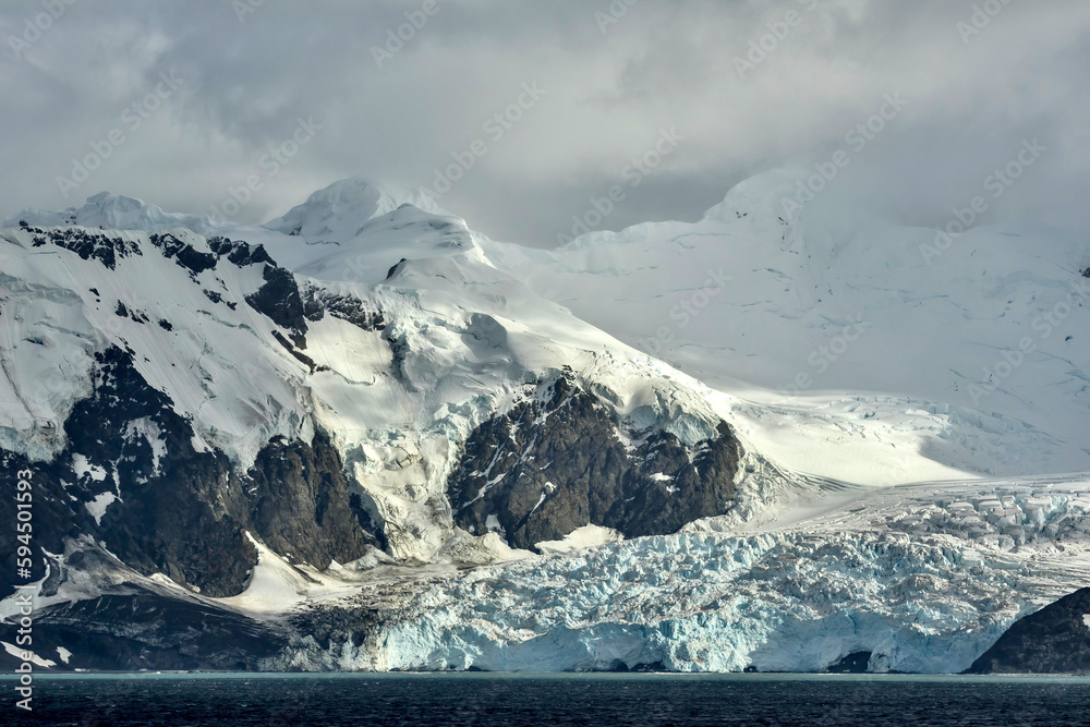 Obraz premium Mountain Peaks and Glaciers of Elephant Island in Antarctica