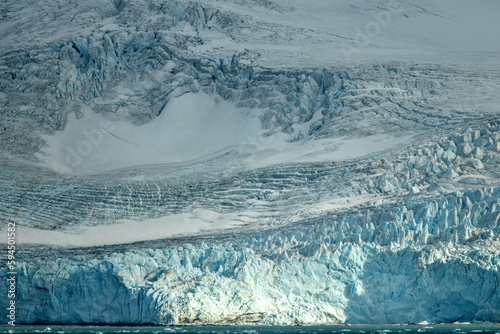 Foto Layers of a blue and white snowy glacier on Elephant Island in Antarctica