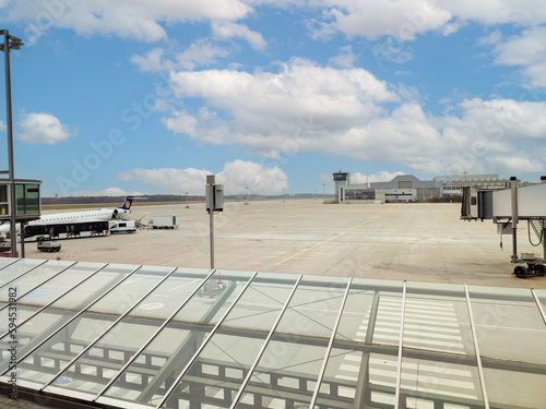 Das Rollfeld des Dresdner Fluhafens mit Tower und Passagier-Gangway