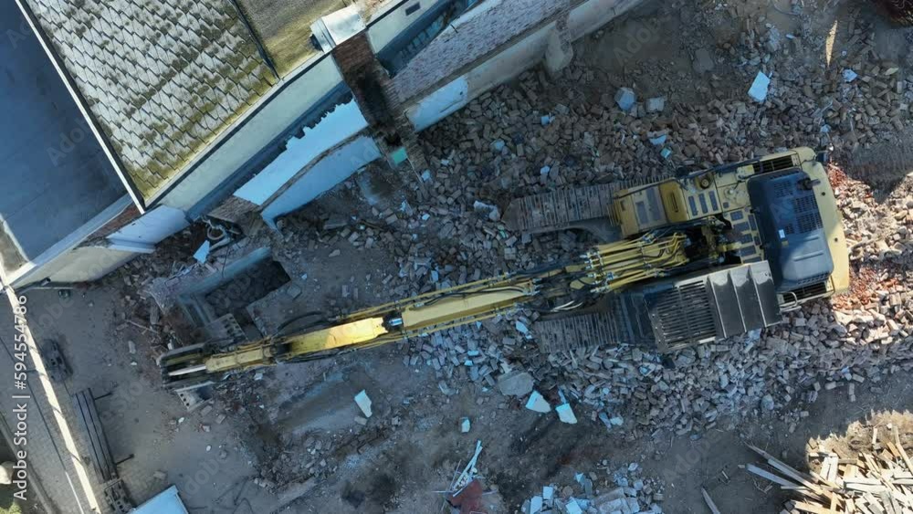 Abrissarbeiten mit Bagger, Drohnenaufnahme Abrissarbeiten mit Bagger, Drohnenaufnahme