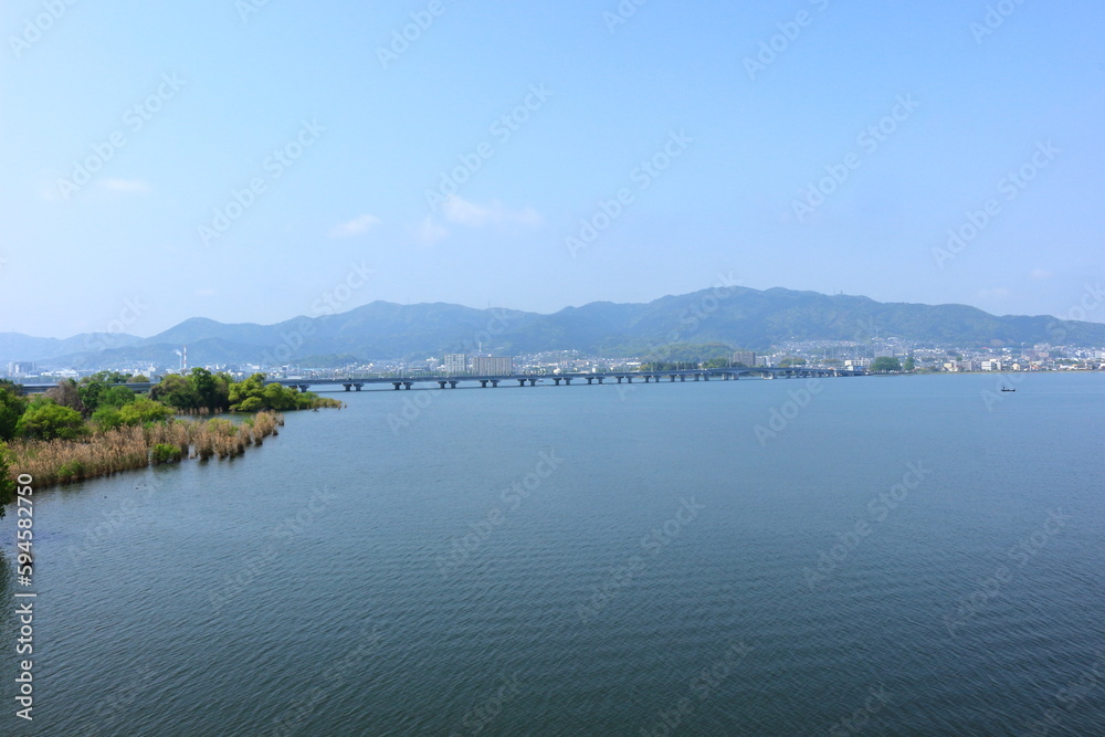 琵琶湖に架かる近江大橋