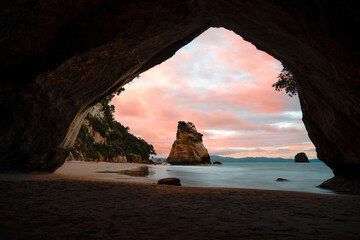 Poster Cathedral Cove Zonsondergang Cathedral Cove kleurrijke lucht  © Mathias