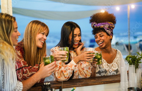 Photography Multiracial happy friends cheering and drinking mojitos at beach party - Focus o