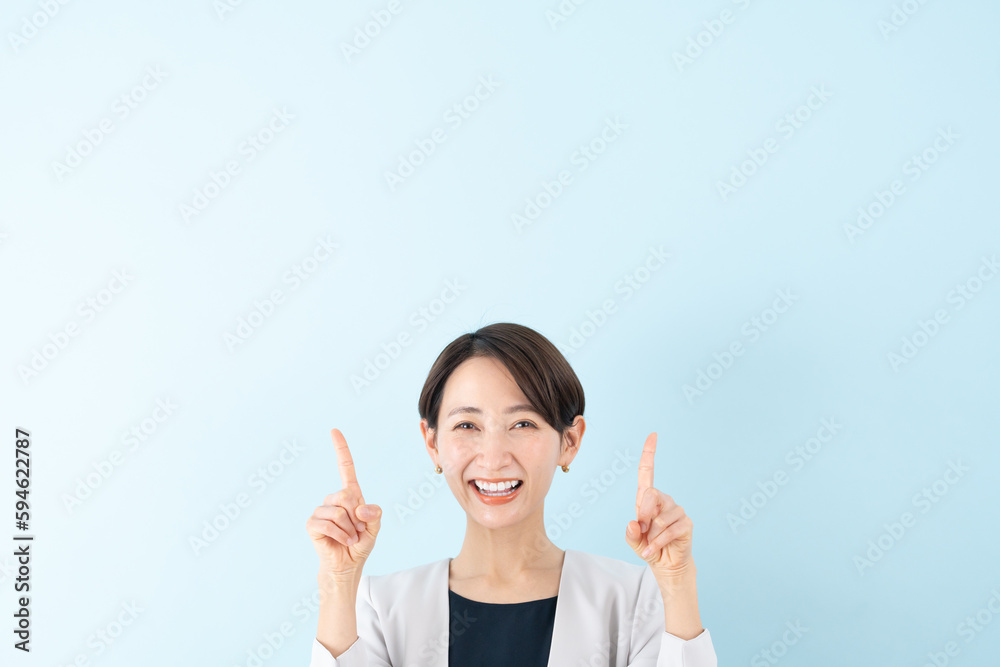 指差す笑顔のビジネスウーマン 指差す笑顔のビジネスウーマン
