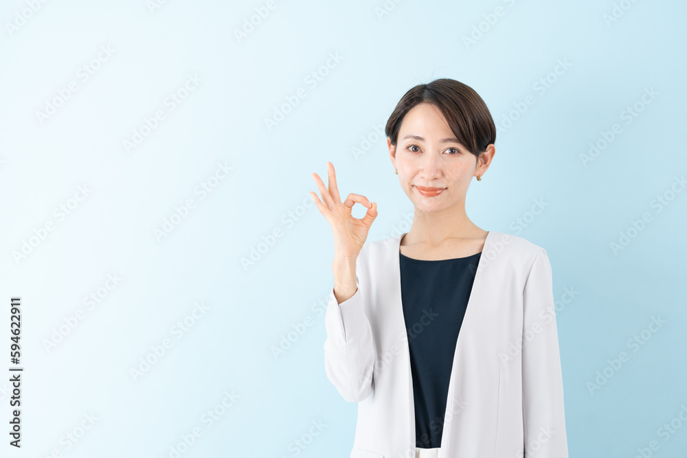 OKする笑顔のビジネスウーマン OKする笑顔のビジネスウーマン
