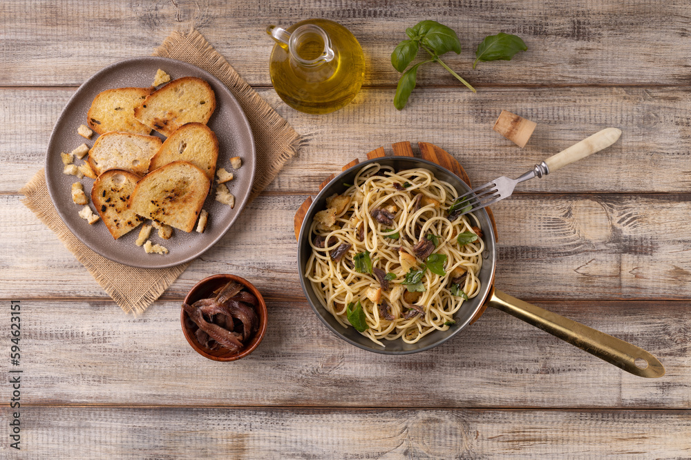 Classic spaghetti with anchovies served with croutons.