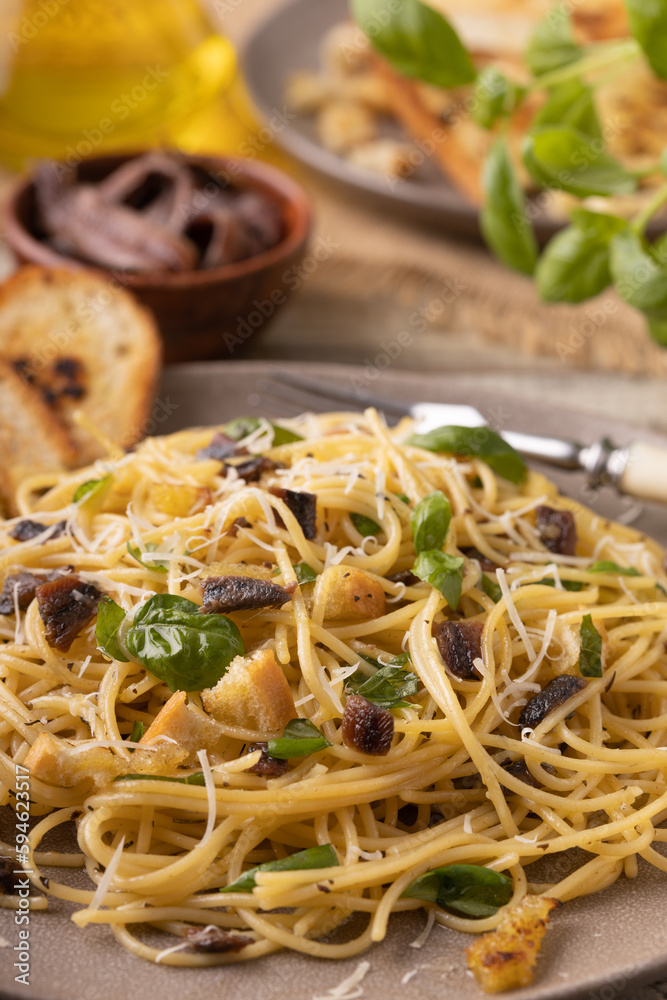 Classic spaghetti with anchovies served with croutons.